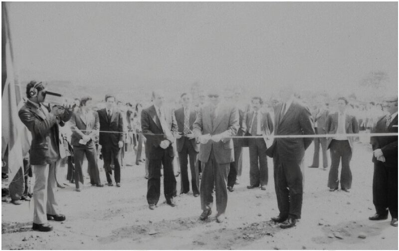 Daniel Oduber Quirós and officials at a ribbon-cutting ceremony in 1977