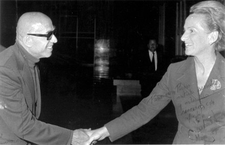 Karen Olsen de Figueres shaking hands with a visiting dignitary