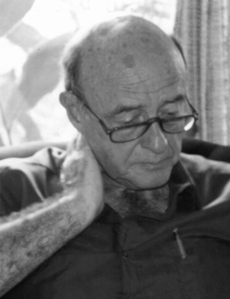 Luis Fournier Origgi in a contemplative pose, reading, photographed for the Lankesteriana tribute by Carlos O. Morales.