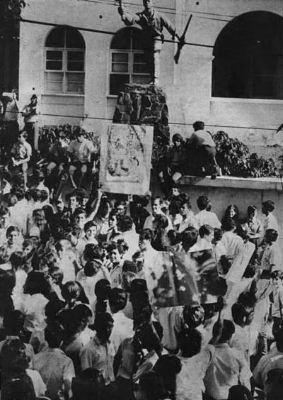 Student demonstrators crowded around the Juan Santamaría statue outside the Legislative Assembly, April 24, 1970